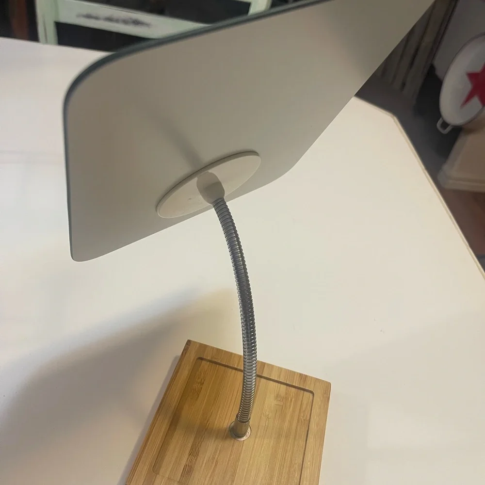 Vanity mirror
